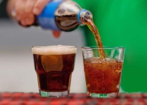 “الصحة” تعدد الأضرار التي تسببها المشروبات الغازية على الجسم