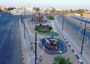 اندلاع النيران في سيارة بداخلها طفل أمام مرور الأفلاج.. ورجل أمن ينقذ الموقف