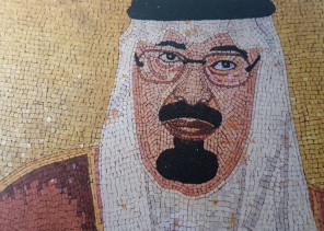 مواطن يعرض لوحة من الفسيفساء للملك عبد الله بن عبدالعزيز للبيع وزنها 150 كيلاً وطولها 3 أمتار