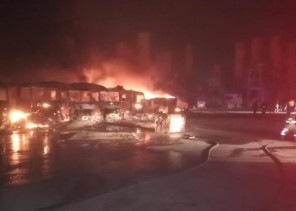 السيطرة على حريق اندلع في خزان ديزل و15 شاحنة بالدمام