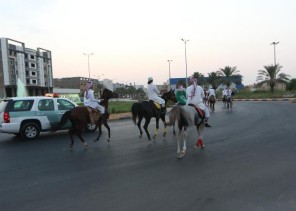 بمناسبة اليوم الوطني .. مرور الجوف يحتفل مع المواطنين و يزور المصابين