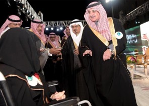 أمير تبوك يوجه بإعفاء خريجة من ذوات الاحتياجات الخاصة من جميع رسوم الدراسة ويوجه لها كلمة