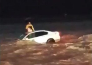«بالفيديو» سيول جارفة بتبوك تسحب سيارة وبداخلها شاب قبل أن يتم إنقاذه بعد تثبتة بشجرة