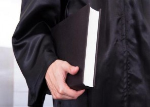 «معطف أسود».. مسودة مشروع جديد لملابس المحامين أمام القضاء