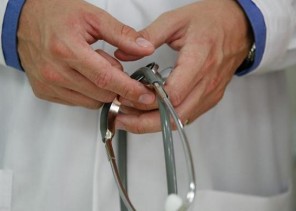 في لفتة إنسانية.. فني تخدير وطبيب خارج دوامهما ينقذان حياة مصابين جراء حَادث مروري بينبع