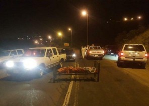 شاهد.. مارة يعثرون على جثة مربوطة بسرير في منتصف أحد الطرق بأبها