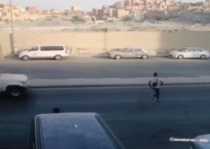 شاهد.. مخالف يتعرض لحـادث مؤلم أثناء هروبه ثم ينهض ويواصل الهرب