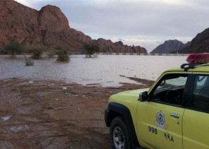 “مدني حائل” يتابع حالات الاحتجاز بسبب الأمطار وينبه بالبعد عن وادي الأديرع