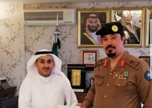 وزير الداخلية يكرم مواطنًا أنقذ أسرة من الغرق بمحايل عسير