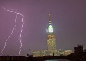 لقطات مبهجة.. البرق يُضيء سماء مكة والشلالات تغطي جبالها (فيديو)
