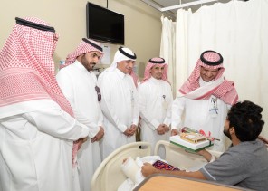 العميد الداود ينقل تحيات وتهاني سمو وزير الداخلية للمرضى المنومين بمستشفى قوى الأمن بالرياض