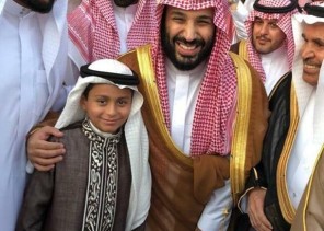 بالفيديو والصور.. ولي العهد يزور منزل أحد المواطنين في القصيم
