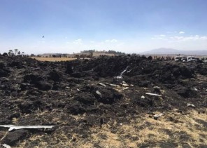مواطن سعودي ضمن ضحايا الطائرة الإثيوبية المنكوبة.. وهذه صور لموقع الحادث والحطام