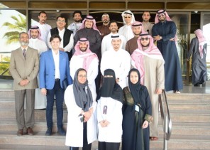 طلاب جامعة الأمير محمد بن فهد بالدمام يزورون مرضى السرطان “