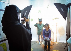 “مصورة فوتوغرافية تستهوي زوار مهرجان ربيع بريدة 40 بجمال صورها”