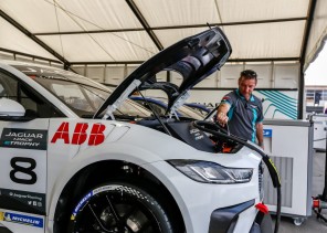 إيه بي بي ترتقي برياضة السيارات الكهربائية لآفاق جديدة