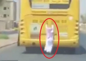 فيديو.. سقوط طالب تعلّق بحافلة نقل مدرسي وسط طريق عام.. ومطالبات بالتحقيق في الواقعة