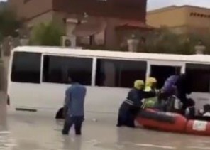 بالفيديو.. “مدني الدمام” ينقذ طالبات من السيول بعد تعطل حافلتهن