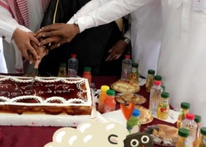 محافظ الحائط يعايد المنومين في مستشفى الحائط العام