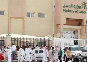 عشرات العمال يرفعون دعوى جماعية ضد مالك منشأة.. ويطالبون بنصف مليون ريال