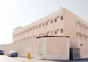 3 أشخاص يقتحمون مدرسة ويعتدون على معلم أمام طلابه.. وشرطة تبوك تباشر