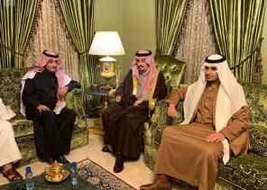 أمير منطقة الرياض يقدم العزاء في والدة الأمير تركي بن عبدالرحمن – رحمها الله-