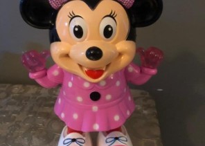 بالفيديو.. مواطن يتلقى دُمية هدية لطفلته ترقص على تلبية الحج.. ويطالب بسحبها من الأسواق