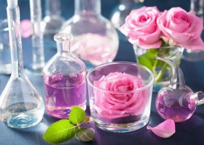 تعرف على الفوائد الصحية والعلاجية لماء الورد وطريقة صناعته في المنزل