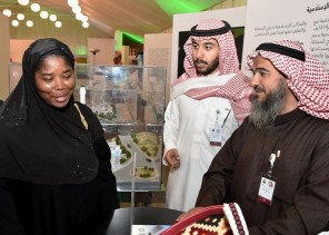 عاملة منزلية من غانا تعتنق الإسلام خلال زيارتها لجناح “الشؤون الإسلامية” في الجنادرية