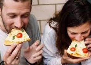 دراسة علمية تحذر من تناول الطعام بسرعة.. وهذه أبرز أضراره على الصحة