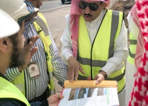 “الشراري” يتفقد عدداً من مشاريع النقل والطرق بعسير وينذر 3 مقاولين بسحب مشروعاتهم