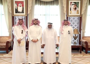 “السيف” يزور المعرض التشكيلي المشترك بدبي ويشيد بالأعمال المعروضة