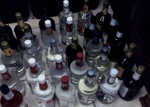 إحباط 5 محاولات لتهريب 20 ألف حبة مخدرة و30 زجاجة خمر بمطار جدة