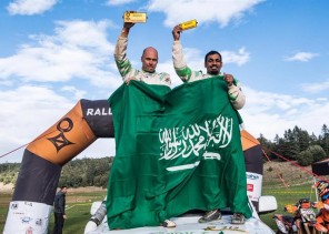 سعودي يفوز بلقب بطولة العالم للراليات الصحراوية (صور)