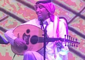 فيديو.. فايز المالكي يشارك نزلاء سجن ذهبان العزف والغناء في مهرجان ينظمه أمن الدولة بجدة