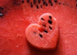 لن ترمي بذور البطيخ ثانية بعد اكتشاف فوائدها الهائلة للصحة الجنسية