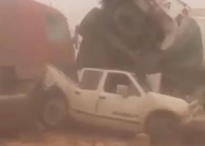 بالفيديو.. تصادم جماعي على طريق القريات – طبرجل بسبب موجة الغبار الشديدة