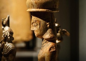 العثور على تمثال لامرأة تحمل جرة فخارية بقرية الفاو التاريخية جنوبي الرياض