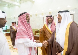 بالصور.. أمير الرياض بالنيابة يستقبل مواطنين تنازلوا عن قاتل أخيهم استجابةً لشفاعة ولي العهد