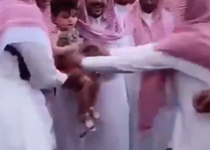 أمير القصيم يستجيب لمواطنة طلبت التقاط صورة لطفلتها معه (فيديو)