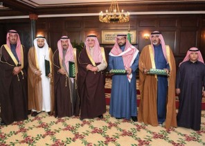 أمير تبوك يسلم ذوي شهداء محمية الخنفة وسام الملك عبدالعزيز من الدرجة الأولى