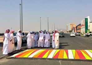 شاهد.. مطبات بألوان فوسفورية في شوارع نجران