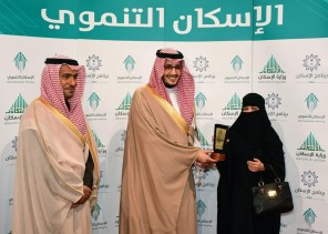 الأمير أحمد بن فهد يفتتح معرض “سكني إكسبو”.. ويسلم عدداً من مستفيدي “الإسكان التنموي” مفاتيح منازلهم