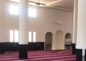 فيديو.. مواطن يبني مسجداً بحائل صدقة جارية عن زوجته المتوفاة قبل 5 سنوات