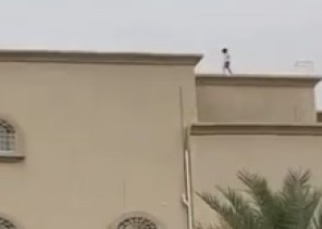 مشهد يحبس الأنفاس بـ”عنيزة”.. طفل يتجول على حافة سطح منزل