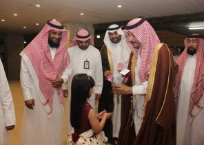 محافظ المجمعة يزور المرضى المنوَّمين في مستشفى الملك خالد بالمجمعة
