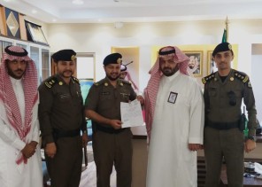 محافظ الداير يكرم مديرمرور الداير لجهوده في فترة رمضان والعيد