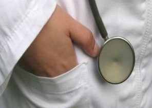 ممرضة سعودية تُنقذ حياة سيدة تعرضت لوعكة صحية على متن طائرة