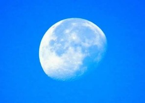 «قمر النهار» يزين سماء السعودية