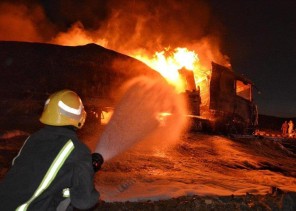 حـادث مروري بحائل يتسبب في حريق ضخم بشاحنتين إحداهما ناقلة وقود